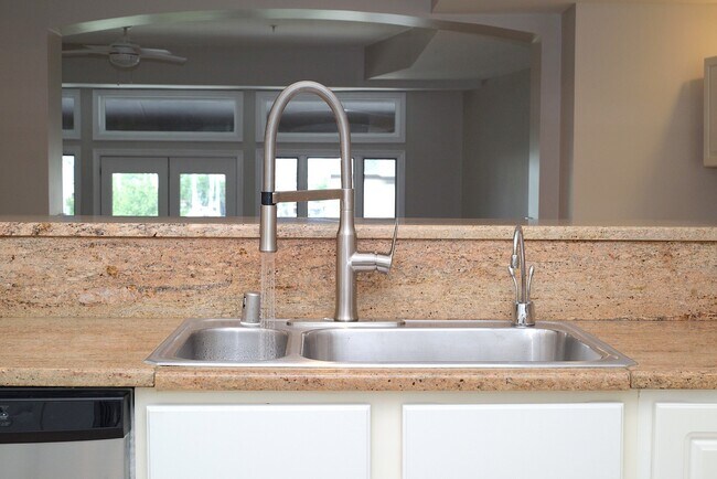 Building Photo - Townhome in the desired Chesapeake Harbour!!!