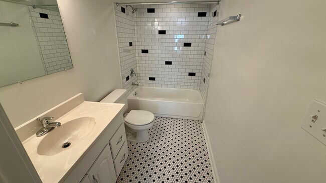 Building Photo - 2918 S Poplar Ave