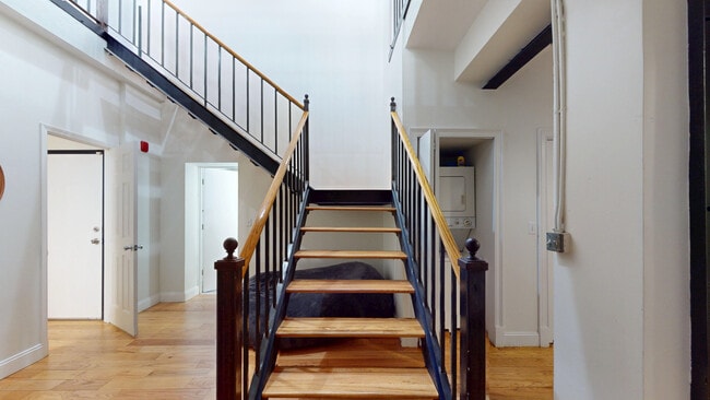 Building Photo - 19 Stanhope St