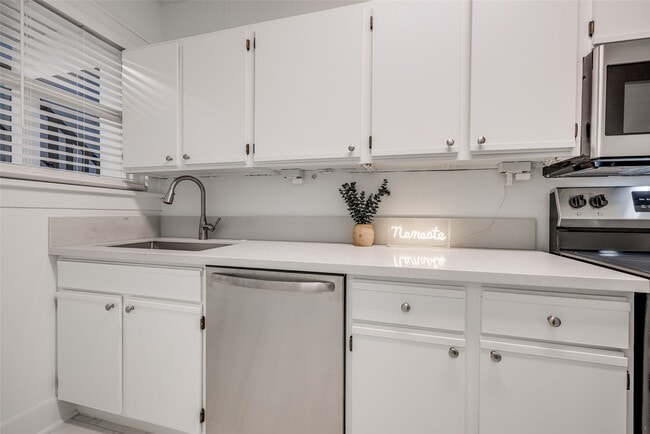 Building Photo - 605 Bomar St