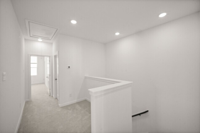 Building Photo - 2207 Diagonal Ln