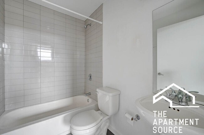 Building Photo - 932 W Dakin St