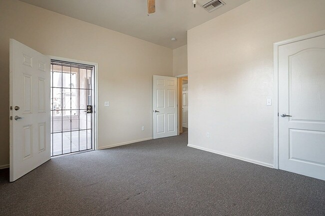 Building Photo - 928 E 6th St