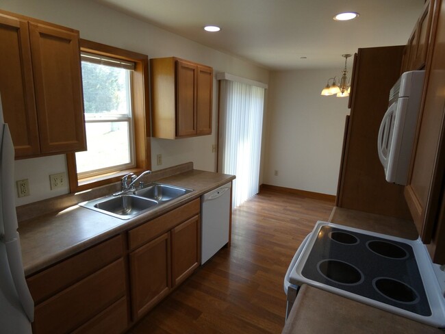 Building Photo - APPLICATION PENDING - Quiet living close t...