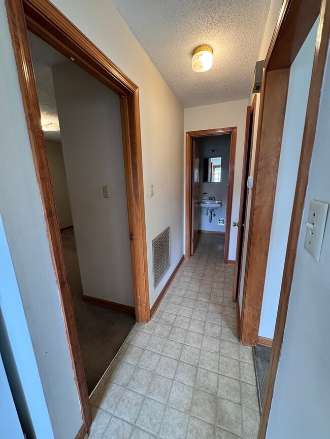 Building Photo - 2 Bed Duplex with Rocking Chair Front Porc...