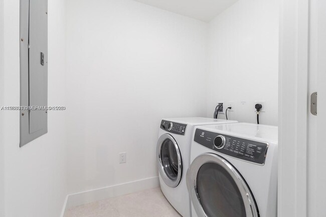 Building Photo - 851 NE 1st Ave