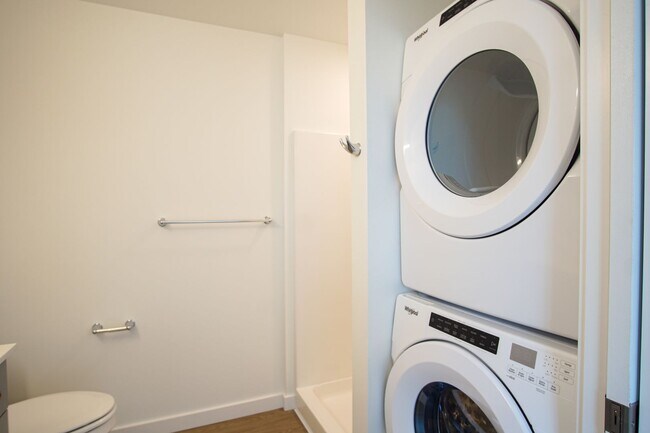 Building Photo - Top Floor 1-Bed w/Condo-Grade Finishes Ready Now!