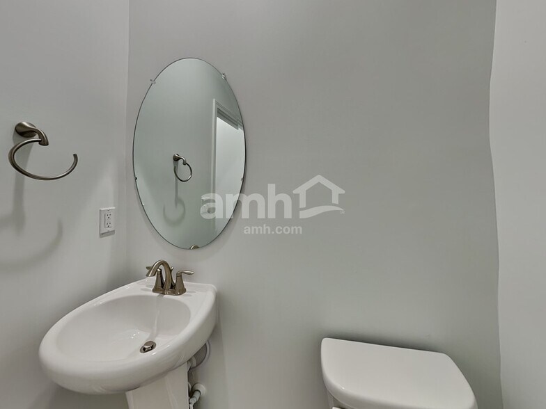 Building Photo - 9154 Henley Ave