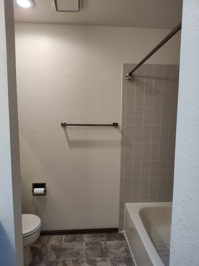 Building Photo - ALL PROSPECTIVE TENANTS MUST SUBMIT A ON L...
