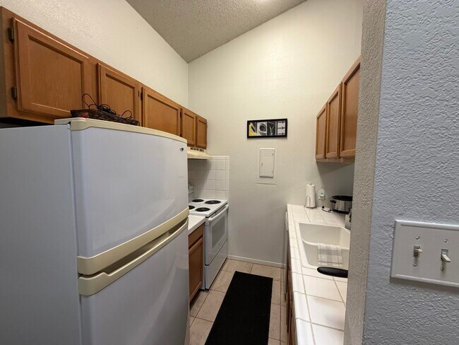 Building Photo - 136 N Troy Ave