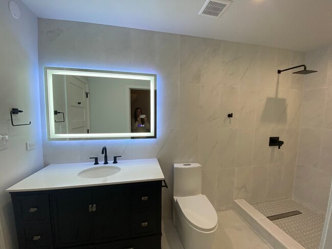 Building Photo - 680 N Green St