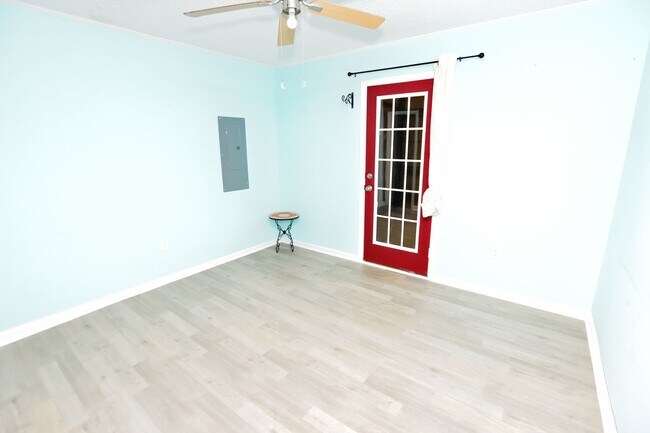 Building Photo - 496 Carnation Ct