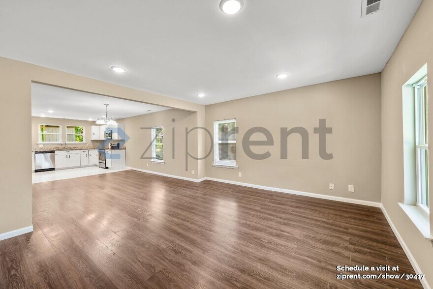 Building Photo - 1114 W Bank St