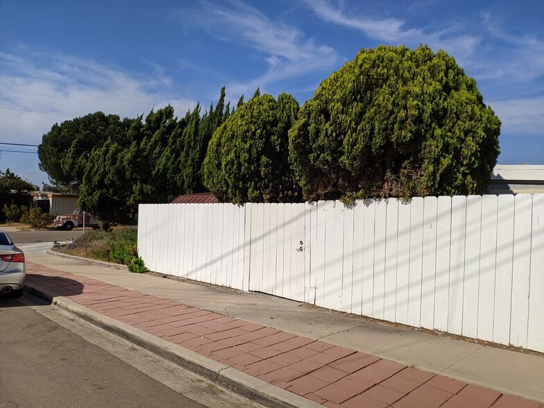 Separate Street Side Entrance - 9211 Fermi Ave