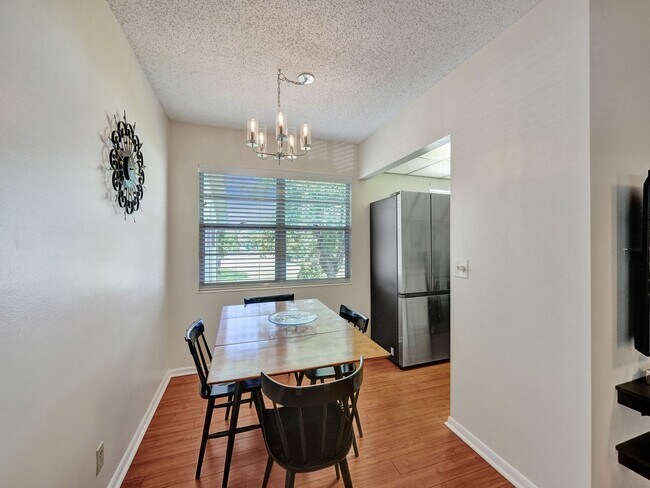 Building Photo - Beautiful fully furnished 2 bedroom 1.5 bath.