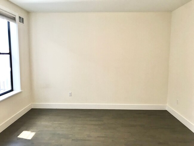 Building Photo - HIP 1BR/1BA Mission MODERN!  Laundry in Un...