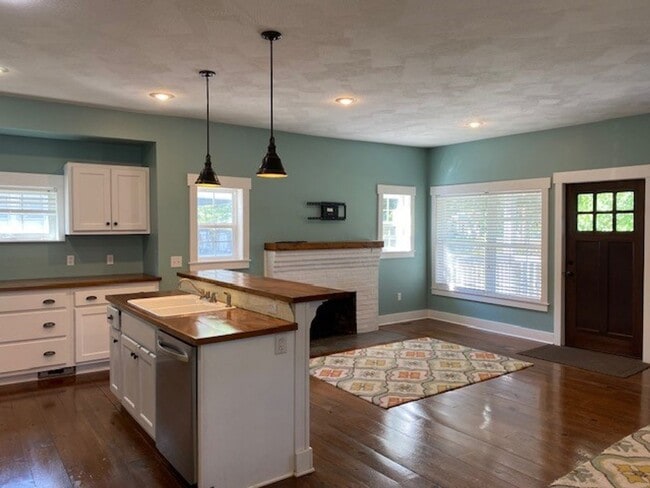 Building Photo - Leasing