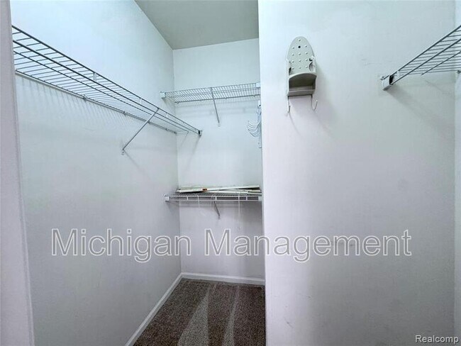Building Photo - 488 Village Dr