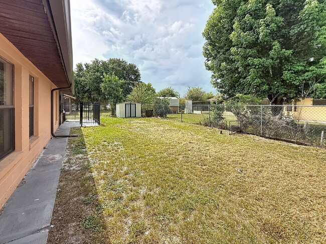 Building Photo - 3 bedroom, pet friendly home!