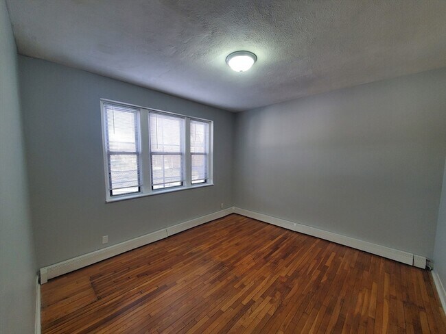 Building Photo - 10 Abbotsford St