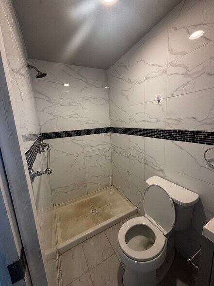Rm #4 bathroom - 1726 W 22nd St