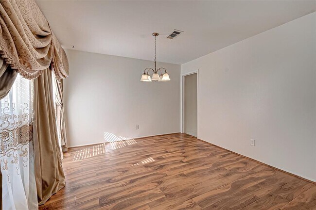 Building Photo - 11707 N Willow Cir