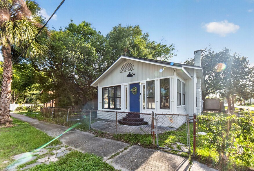 Building Photo - 2724 Hubbard St