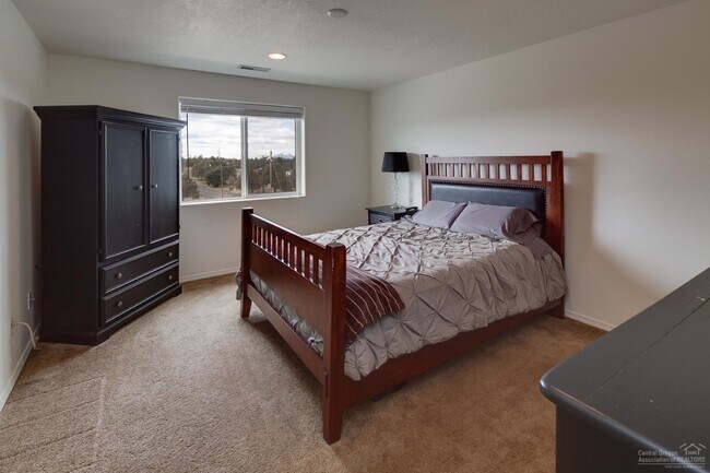 Building Photo - Move in ready home located on the SW side ...