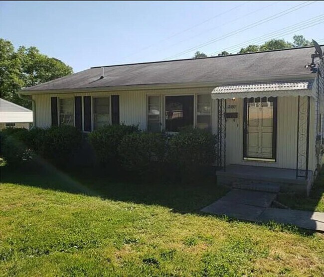 Building Photo - 215 Dixon Cir