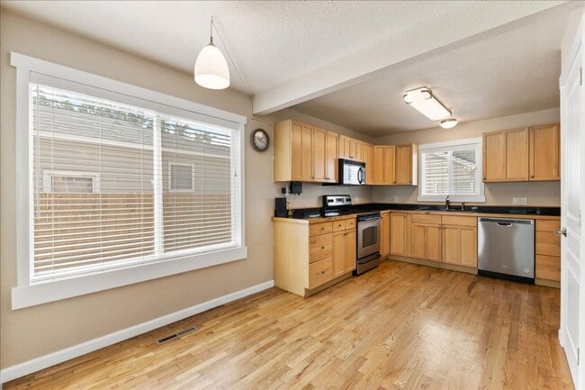 Building Photo - Remodeled 5 Bedroom Home Close to Boise St...