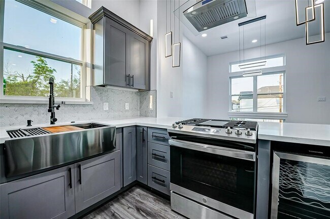 Building Photo - 1913 Hoskins Dr