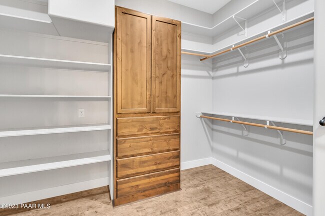 Building Photo - 1584 Majestic Way