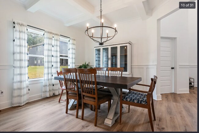 Building Photo - 6643 White Oak Ln