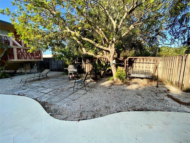 Building Photo - 2716 NE 30th Pl