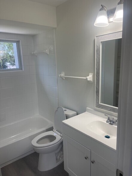 Building Photo - 622 SW 7th Ave