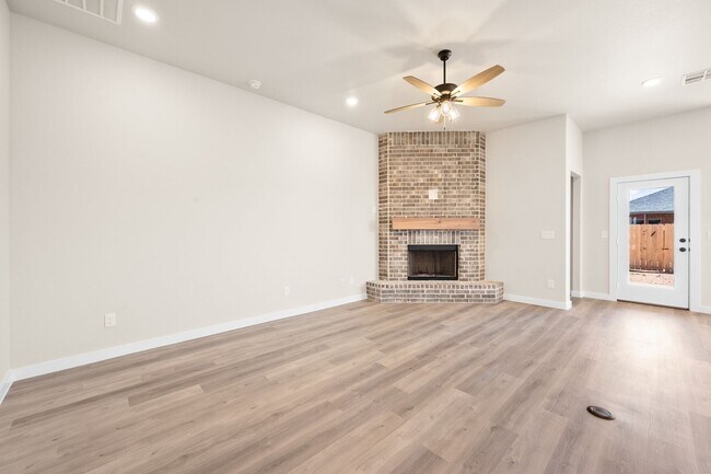 Building Photo - 4 Bedroom Rental Available July 7th in Lub...