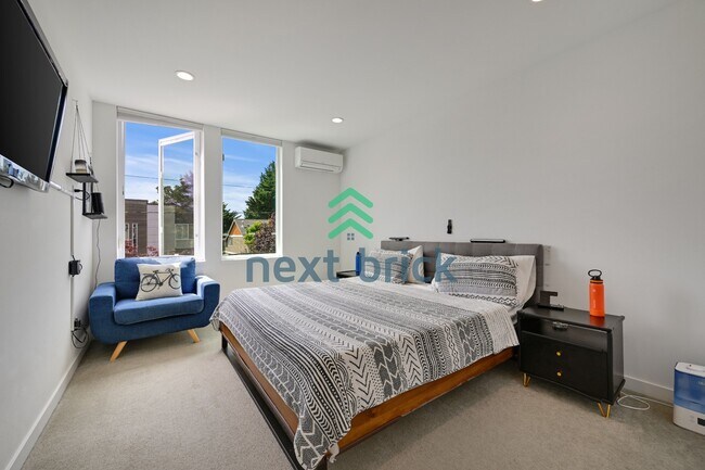 Building Photo - Spacious 3-Bedroom Townhouse in Seattle's Vibrant Heart – 2 Full Baths & 1508 Sq Ft of Comfort!