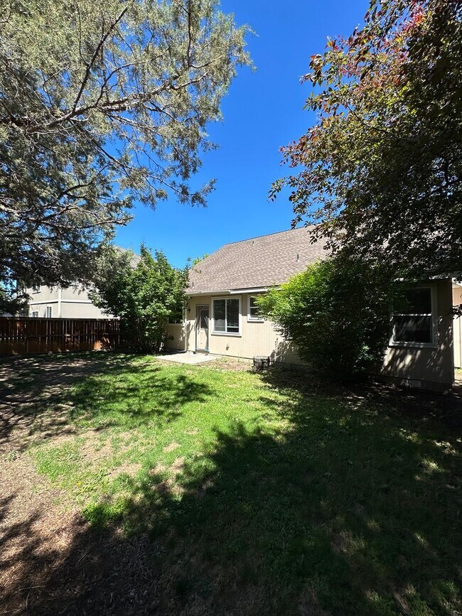 Building Photo - Beautiful home in SE Bend near Jewell Elementary!