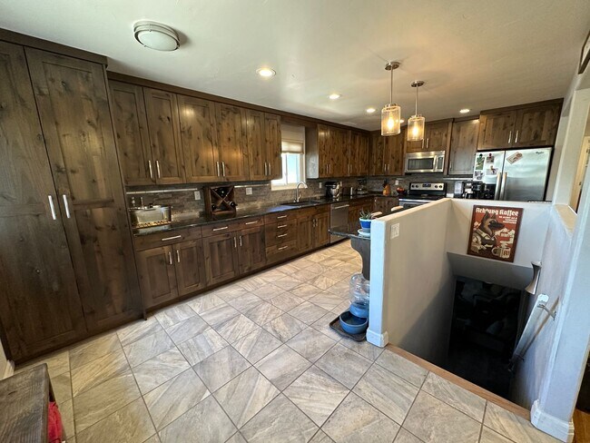 Building Photo - Cozy Rancher In The Addisons!