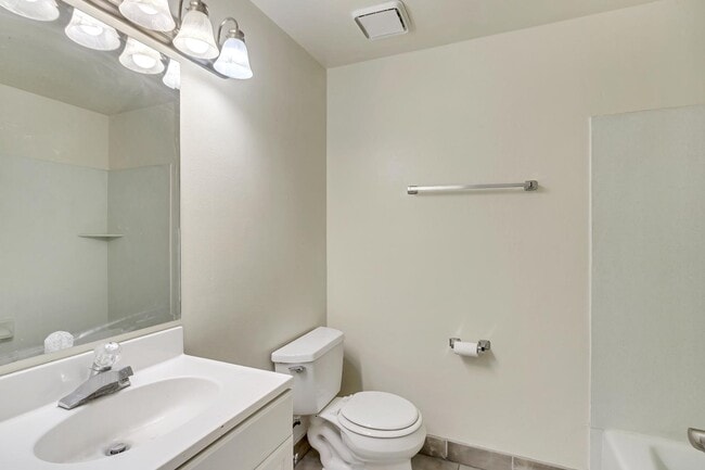 Building Photo - 817 W Heather Ln