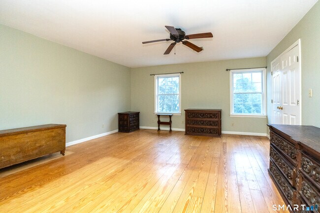 Building Photo - 8 Oak Tree Ln