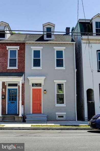 Building Photo - 554 Walnut St