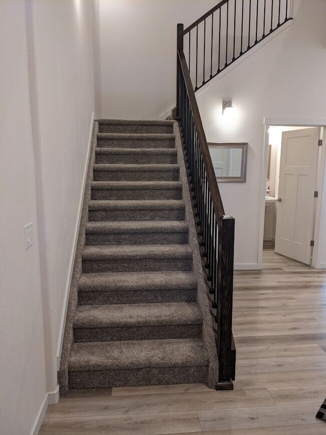 Building Photo - 3 Bed Luxury End Unit Townhome backs to Na...