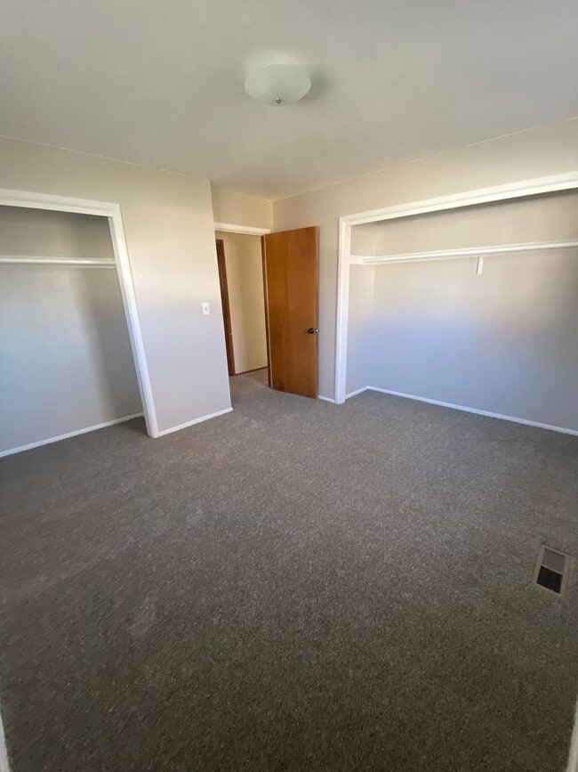 Building Photo - 4 Weeks Free Living! Cozy 3 Bed Home with ...