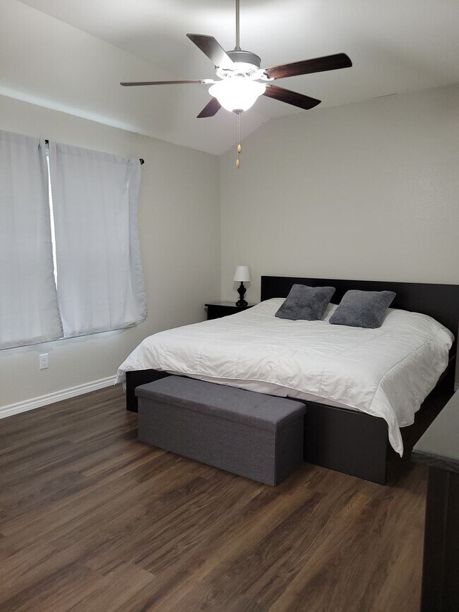Building Photo - Open floor plan & small pets allowed! 3BD/...