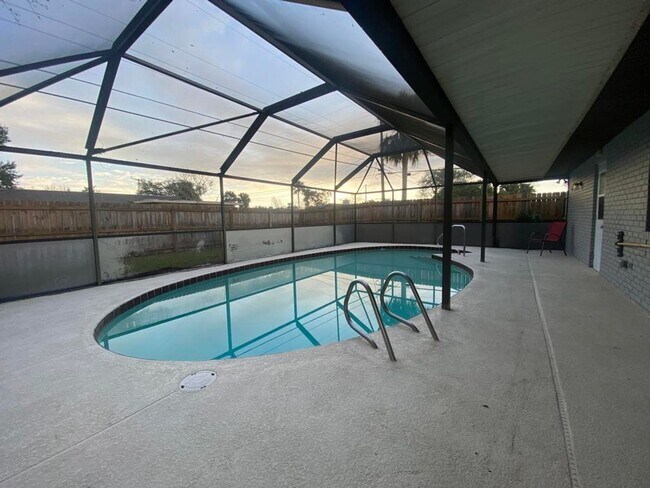 Building Photo - 3/2 Pool Home in Fairway Estates