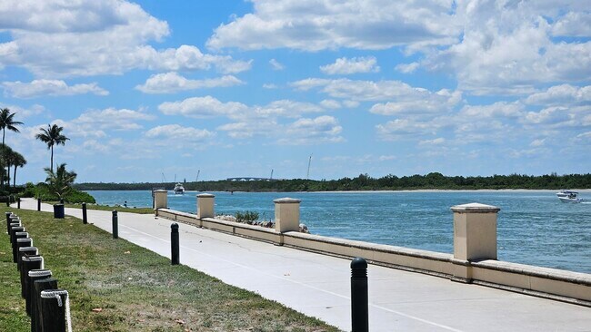 Building Photo - 1150 Bayshore Dr