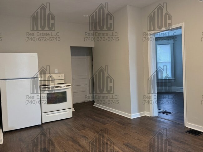 Building Photo - 160 160 1/2 Lake St. - 160