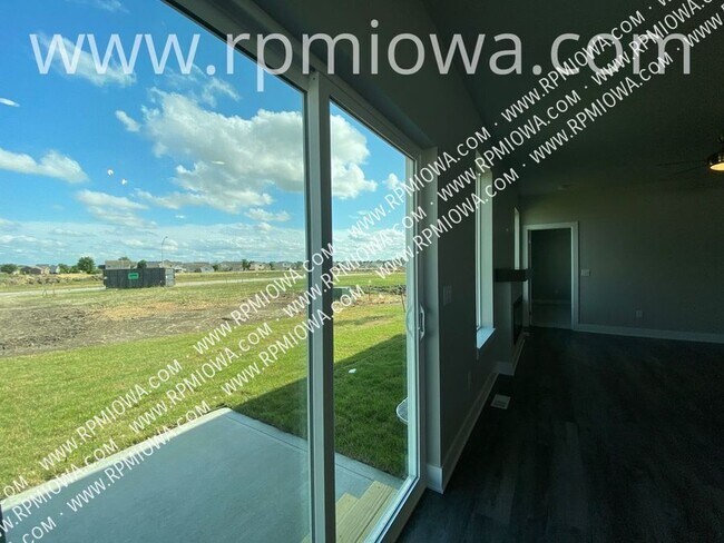 Building Photo - 740 SE Drumlin Dr