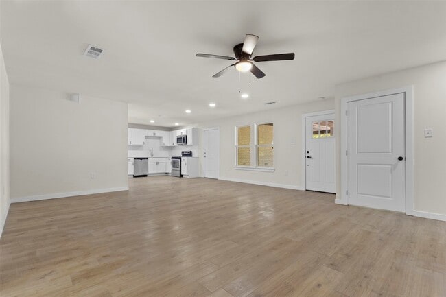 Building Photo - 2818 Holiday Dr